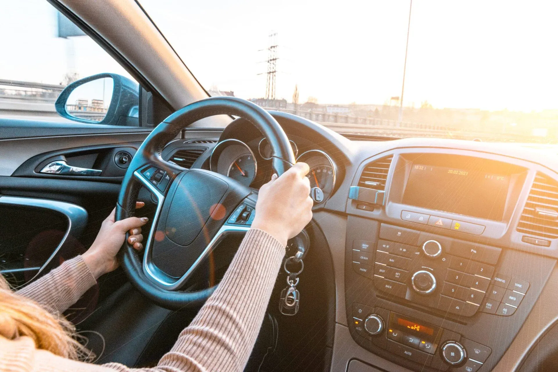 Cómo elegir un coche de segunda mano Conductora al volante de un coche de segunda mano